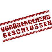 Grafik mit rotem Stempel auf weißem Grund. Die SChrift ist schräggestellt. Text: "Vorrübergehend Geschlossen".